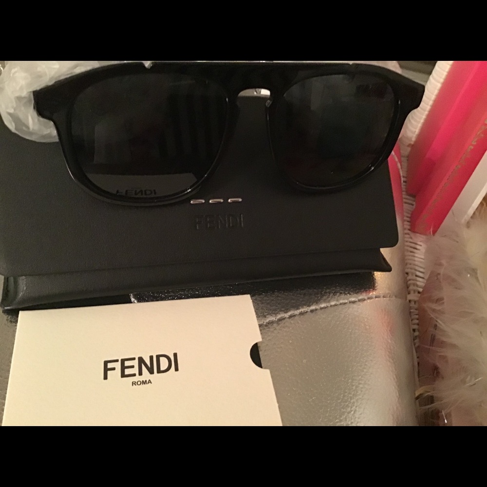Beautiful Fendi sunglasses gorgeous - Picture 7 of 7